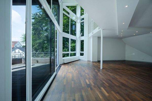 Wohnbereich mit Galerie und Zugang zur Terrasse