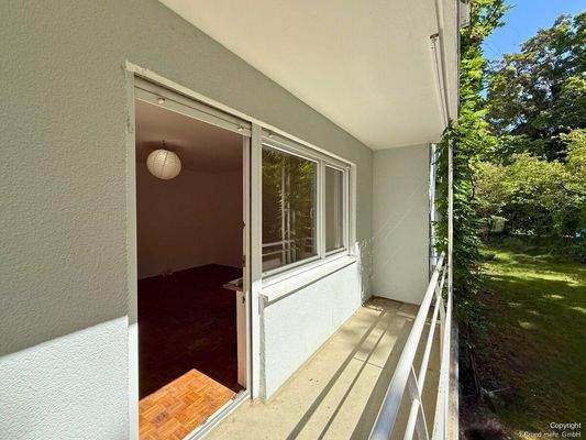 Blick vom Balkon in den Hinterhofgarten