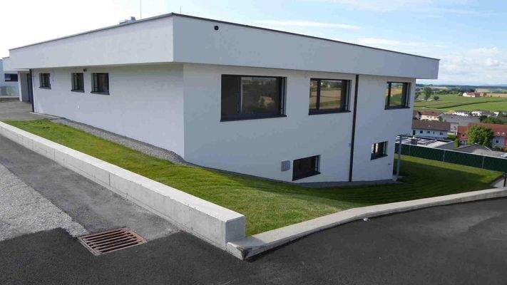 Strassenansicht halbseitig