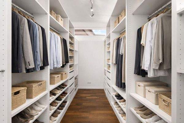 Kleiderschrank möbiliert Außenansicht