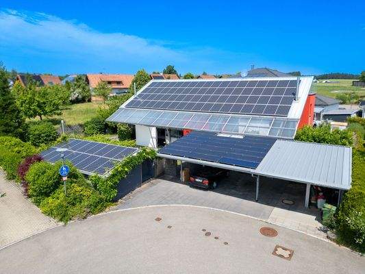 Luftaufnahme Wohnhaus mit Carports