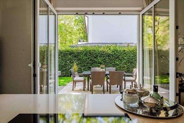 Zugang zu der seitlichen Terrasse