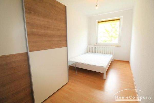 Schlafzimmer 2 mit Doppelbett + Schrank
