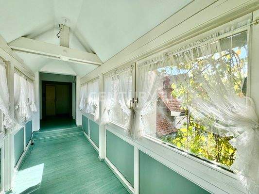 Lichtdurchflutete Verbindungsbrücke