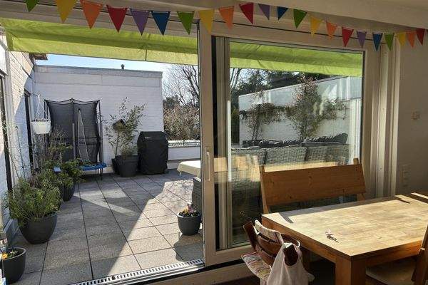 Wohn-/ Esszimmer mit Blick auf die Terrasse