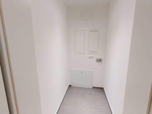 Hauswirtschaftsraum mit Waschmaschinenanschluss