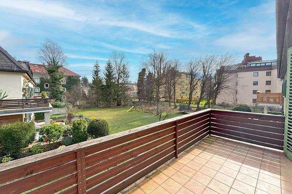 Der rund 21 m² große Balkon mit Blick in den Garten