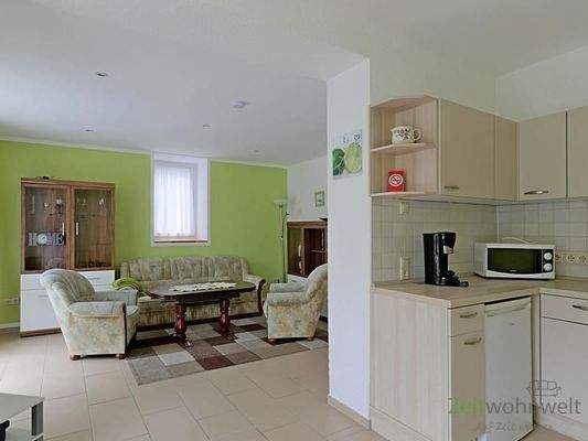 Blick von der Küche zum Wohnzimmer