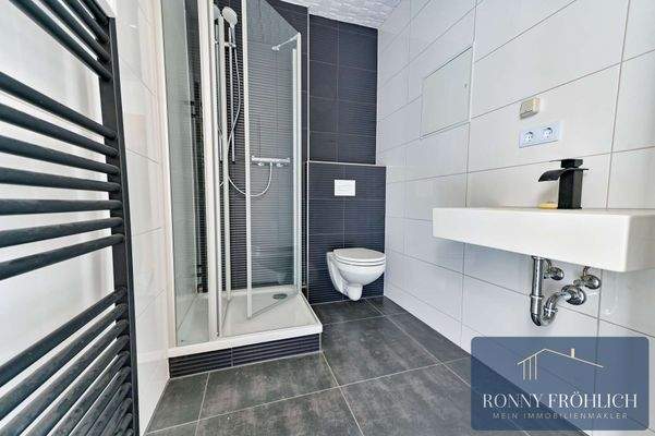 saniertes Bad mit Dusche, einmalig