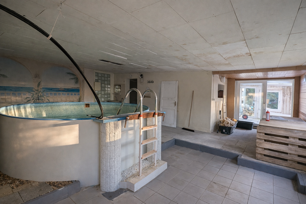 2. Gebäude mit Pool und Wintergarten