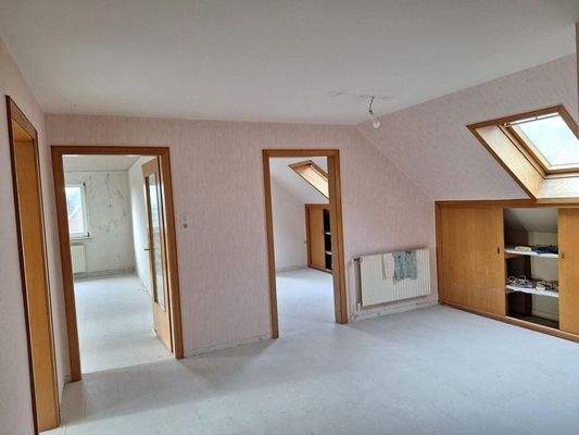 Diele mit Blick ins Wohnzimmer und die Küche