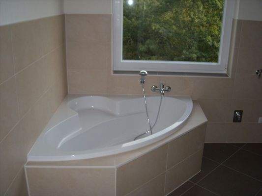 Große Eckbadewanne