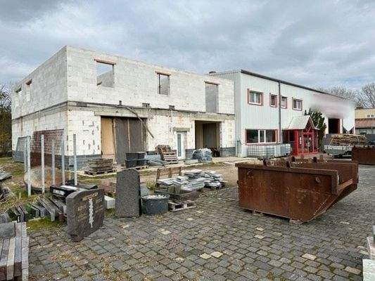 Rohbau und Gewerbeobjekt