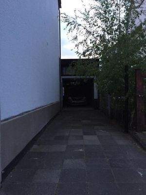 Parkplatz vor Garage