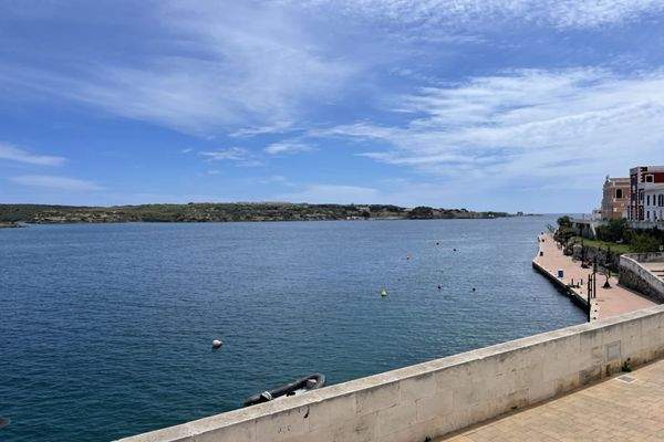 Baugrundstück mit Projekt für ein Wohngebäude mit 17 Wohneinheiten und Parkplatz, Es Castell