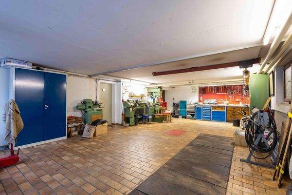 große Garage mit direktem Zugang zum Haus