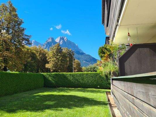 Blick auf die Zugspitze und Wettersteine vom Südbalkon.