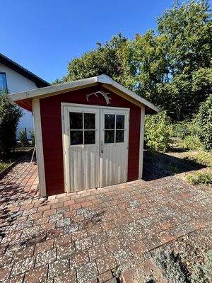 Gartenhaus mit gepflasterter Zuwegung