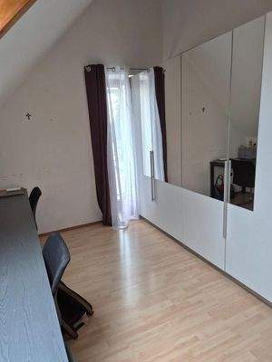 Kinderzimmer/Büro DG