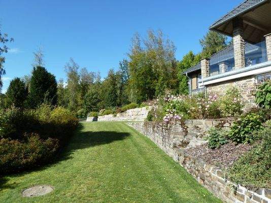 Wiese unter dem Haus