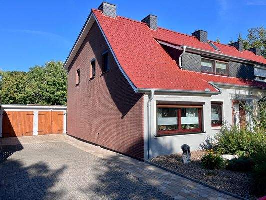 Hausansicht mit Garage