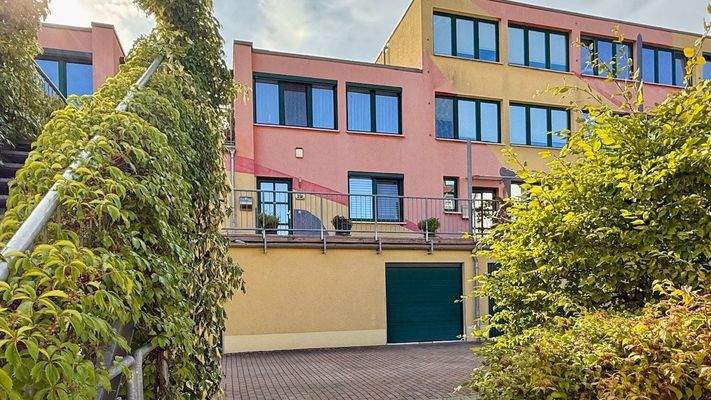 Blick auf die Immobilie von der unteren Ebene