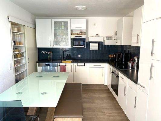 Küche mit zeitloser Einbauküche