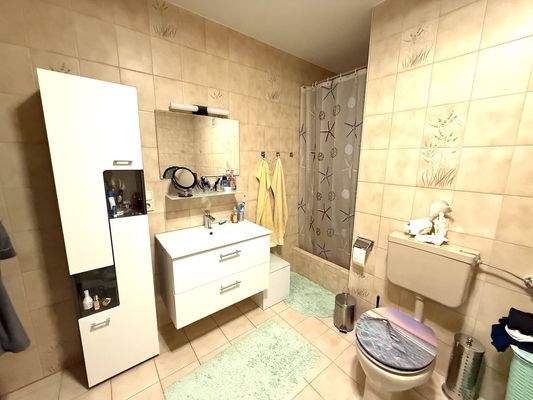 Badezimmer mit Dusche