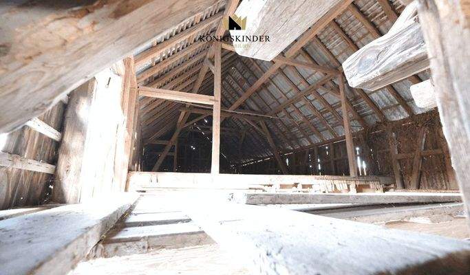 Heuboden über Pferdeboxen