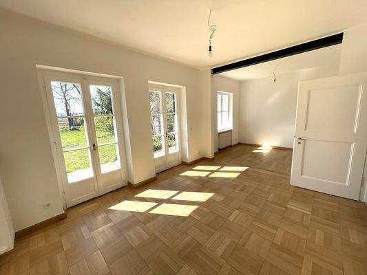 Wohnzimmer mit Zugang zur Terrasse