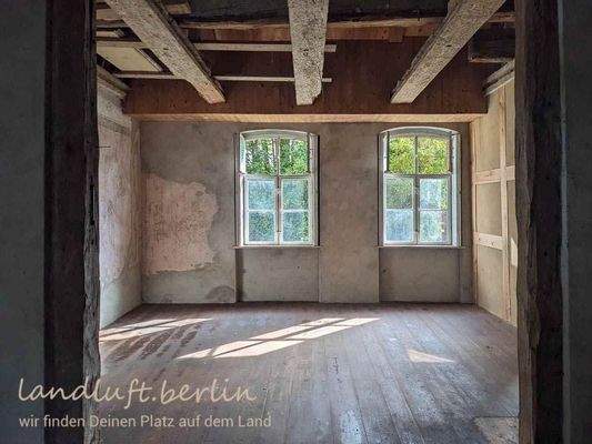 Großer Raum zur Straße.jpg