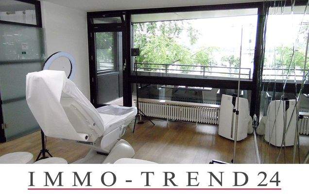 großer Bahandlungsraum 2 mit Balkon und Blick zum Rhein