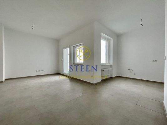 Gr. Zimmer 1 mit offener Küche und Ausgang zur Terrasse, Bild 1