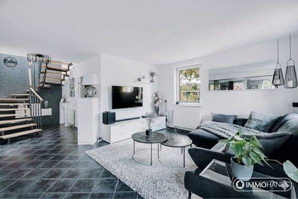 Beispielhafte Visualisierung – heller Wohnbereich durch weiße Wände