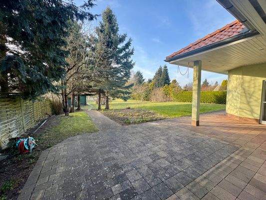 Blick zur Terrasse mit großem Garten