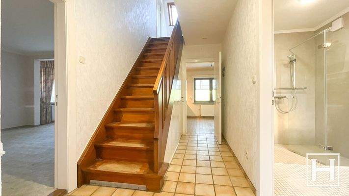 Flur mit Blick ins Wohnzimmer und Duschbad