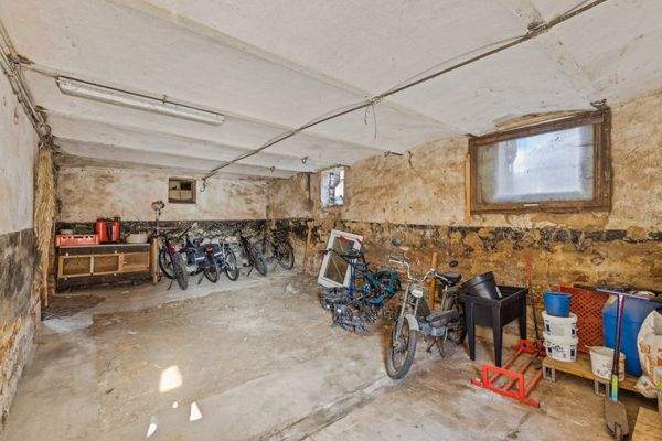 ehemalige Stallung mit Zugang zur Scheune und Hof