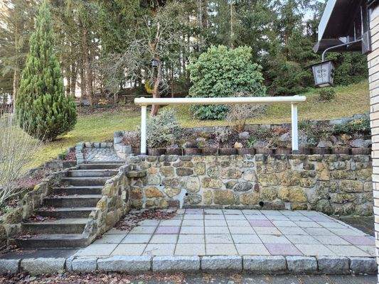 Terrasse mit Aufgang zum oberen Grundstück