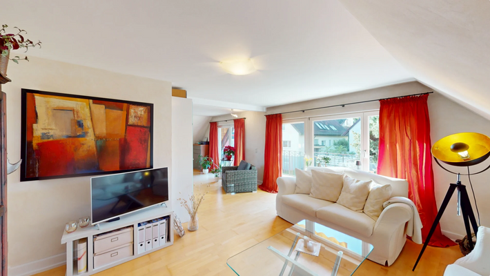 Wohnzimmer mit Zugang zum Balkon