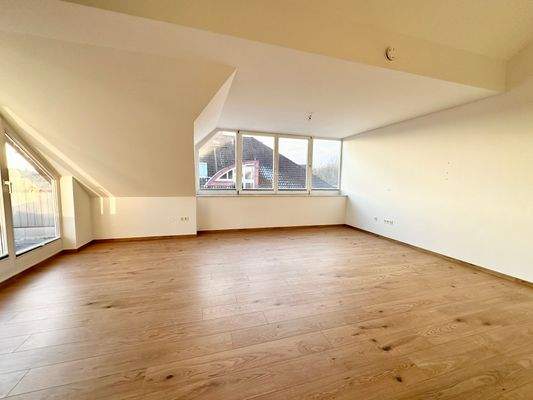 helles und großes Wohnzimmer