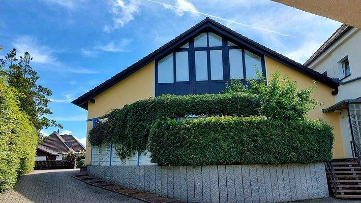 Rückseite mit Terrasse