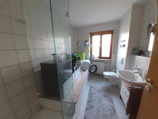 Bad mit Wanne und Dusche