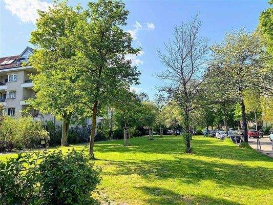 Grünfläche vor der Anlage
