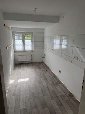 Leere Küche mit Fliesenwand