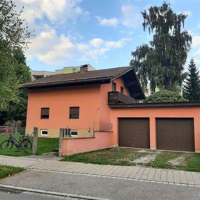 älteres Häuschen mit Garagen