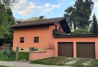 älteres Häuschen mit Garagen