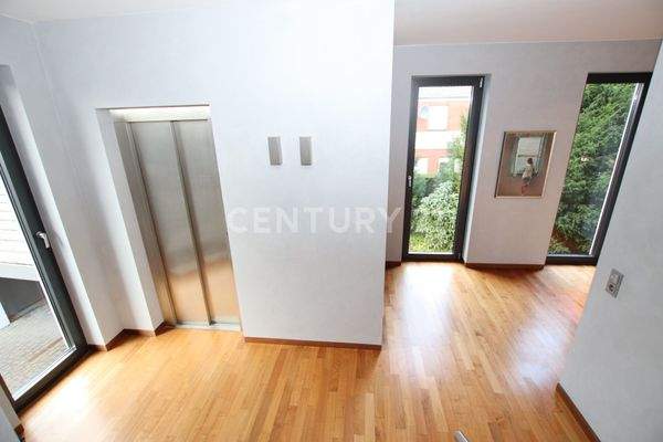 Flur mit Aufzug 1. OG