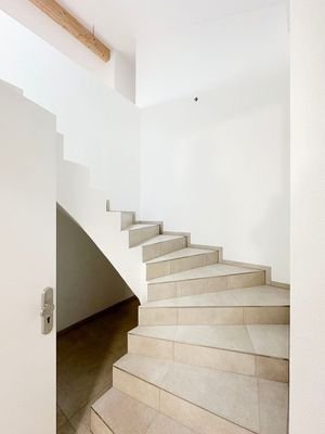 Eigenes_Treppenhaus_ins_DG.jpg