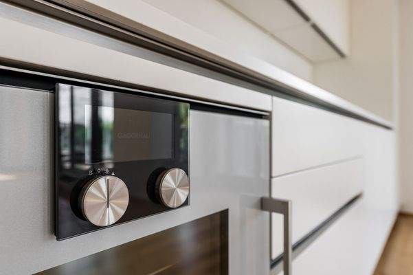 Elegante, hochwertige Einbauküche