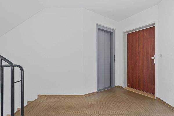 Wohnungseingang & Aufzug